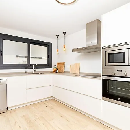 Spacious With Stunning View And Private Garage * 阿尔比尔